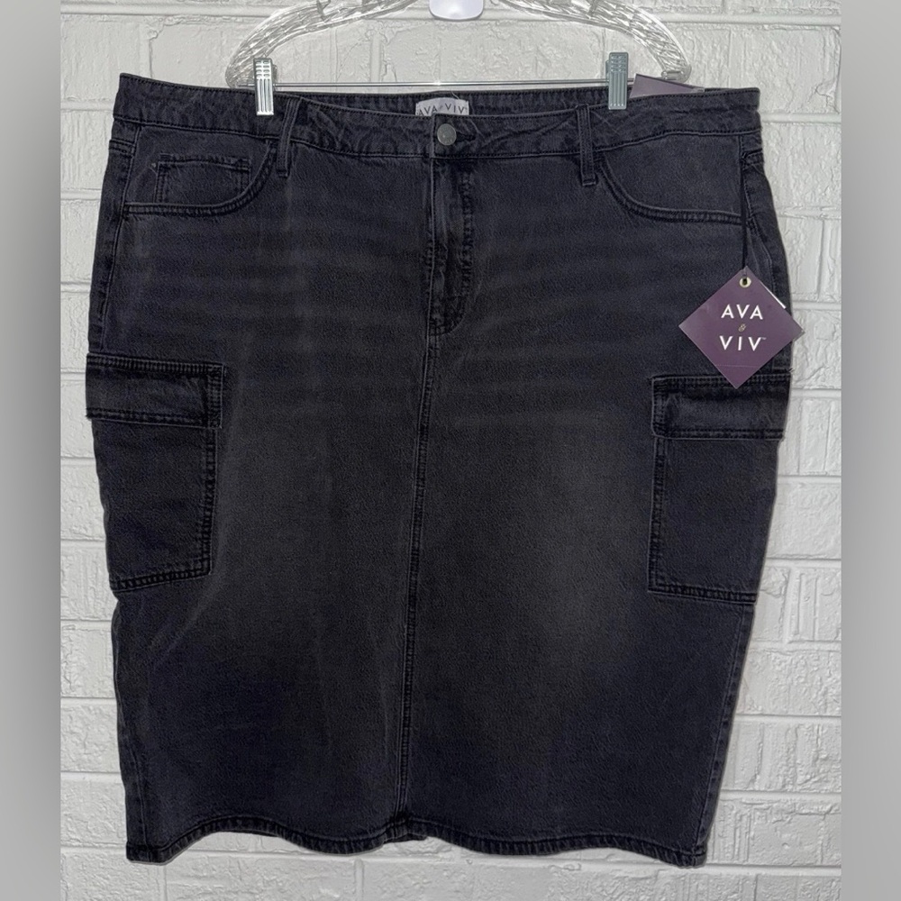 Plus size Ava &Viv cargo black skirt size 18.
New with tags.